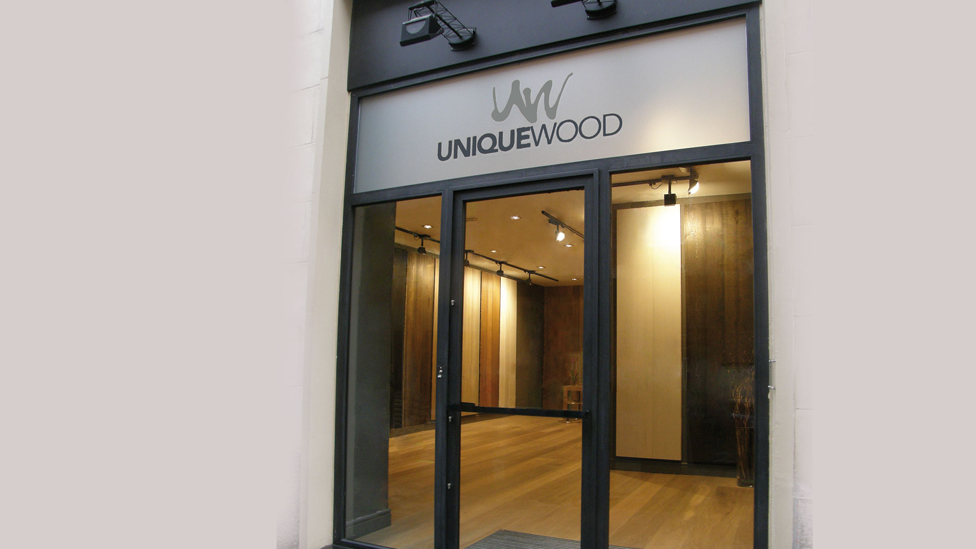 Local Uniquewood